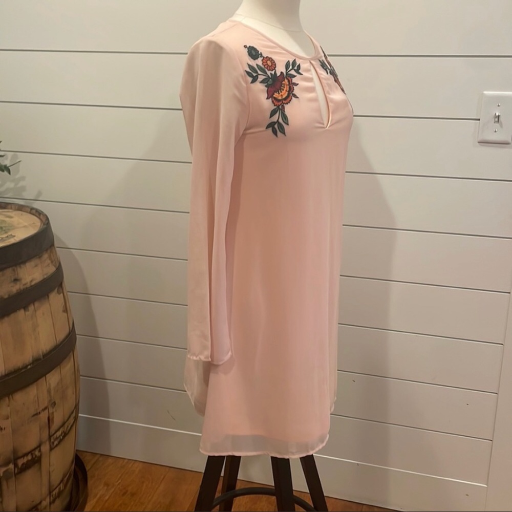 Glamorous Peach Colored Floral Detail Embroidered Detail Dress Women’s  Size 10